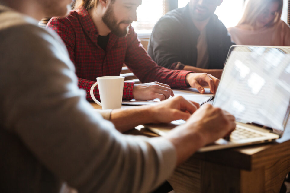 Agencia full service vs agencia especializada: cuál conviene según tu empresa